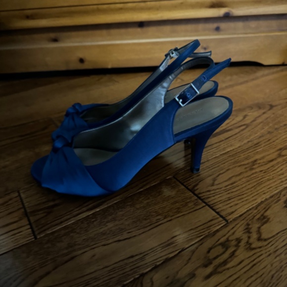 Mid length chiffon dress and matching sandals - Picture 6 of 9